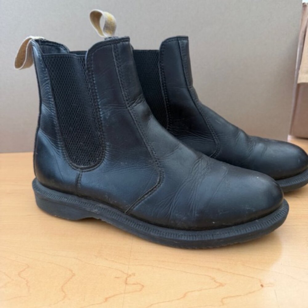 Dr Martens  Women's 7 Clean  Like new